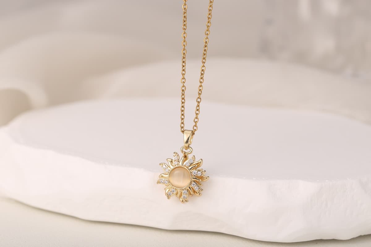 Elegant Emerald-Cut Zircon Pendant Necklace 18K Gold Plated thumbnail 3