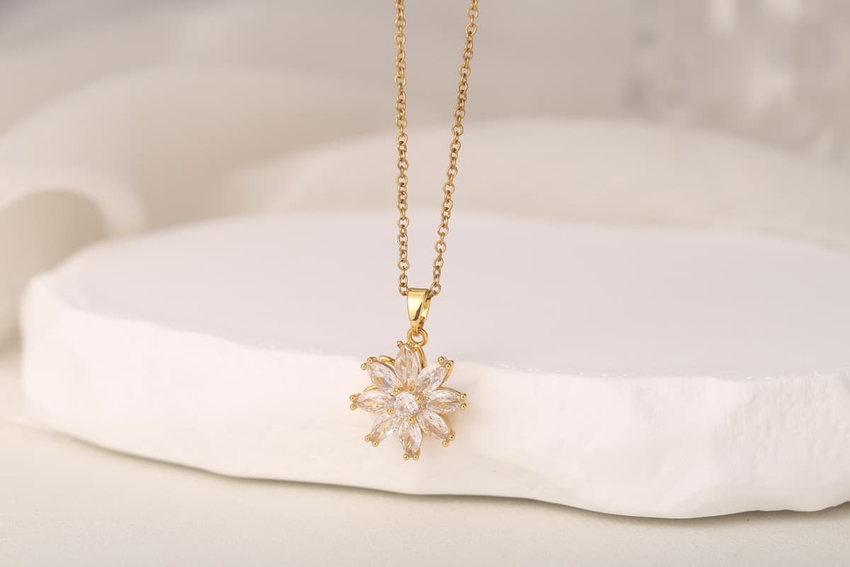 Elegant Oval Zircon Pendant Necklace 18K Gold Plated thumbnail 4