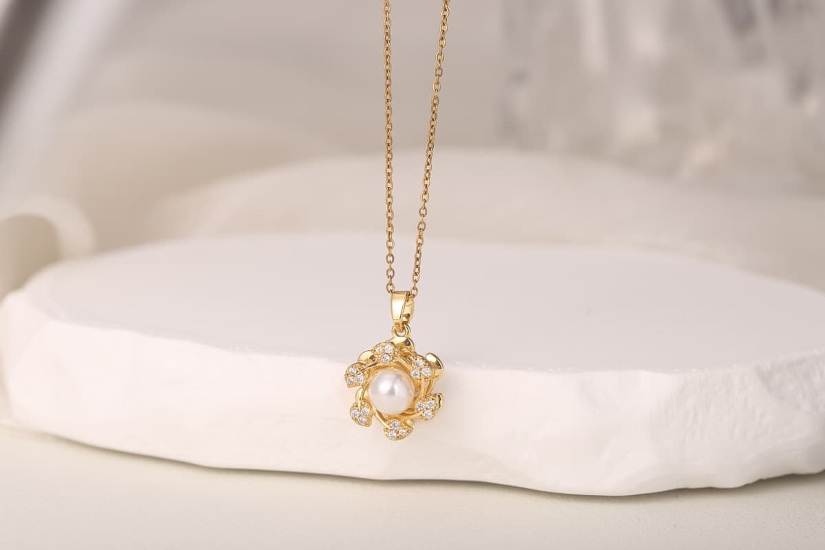 Elegant Teardrop Zircon Pendant Necklace 18K Gold Plated thumbnail 5
