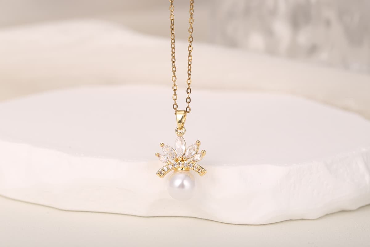 Elegant Round Zircon Disc Pendant Necklace 18K Gold Plated thumbnail 2