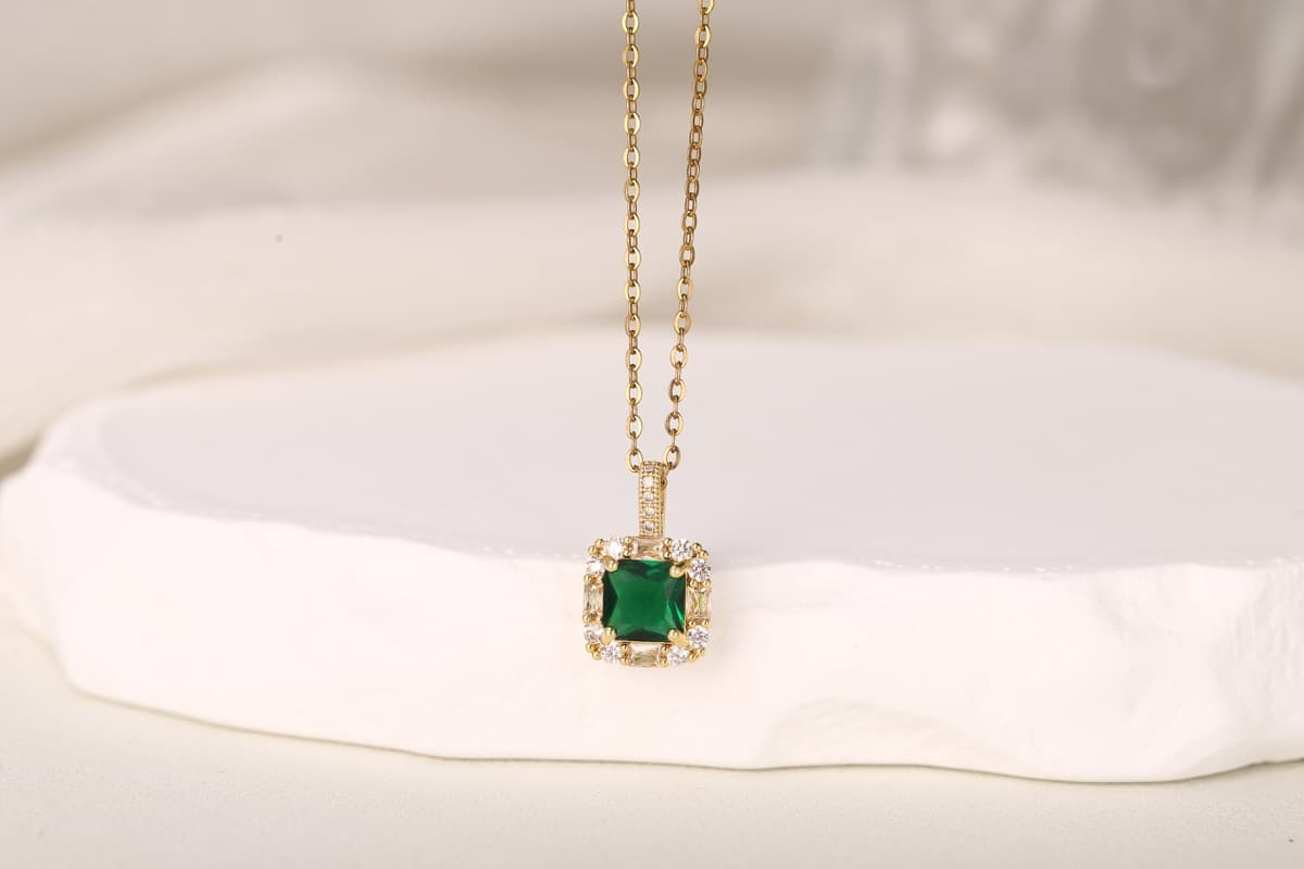 Elegant Teardrop Zircon Pendant Necklace 18K Gold Plated thumbnail 4