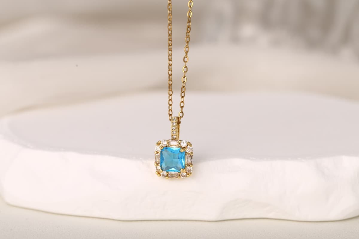 Elegant Teardrop Zircon Pendant Necklace 18K Gold Plated thumbnail 9