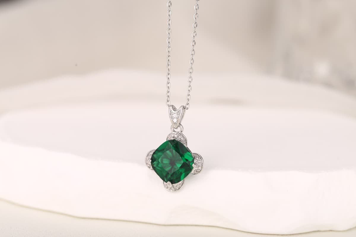 Elegant Round-Cut Blue Zircon Pendant Necklace 18K Gold Plated thumbnail 8