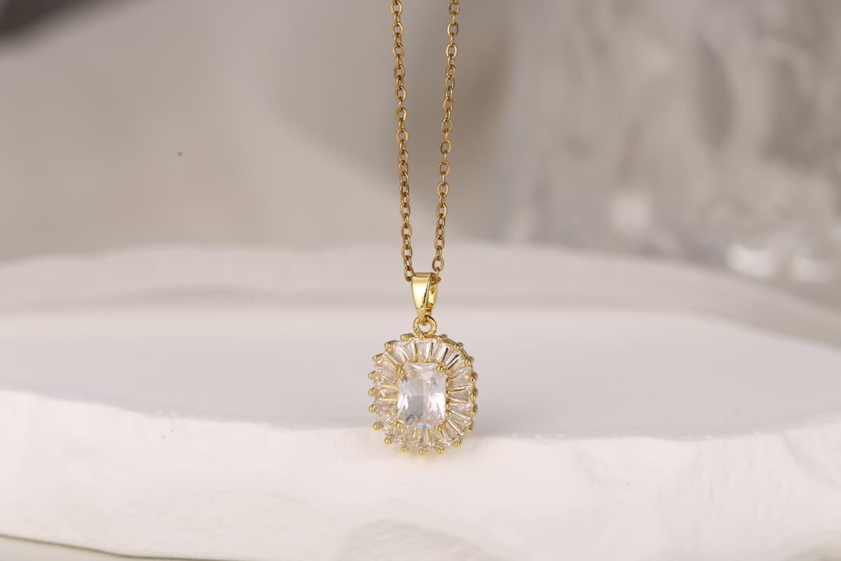 Elegant Floral Zircon Pendant Necklace 18K Gold Plated thumbnail 3