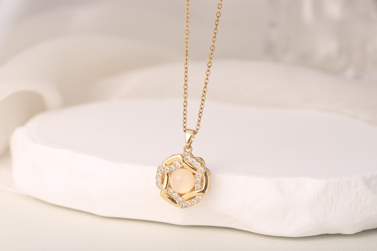 Elegant Emerald-Cut Zircon Pendant Necklace 18K Gold Plated thumbnail 7