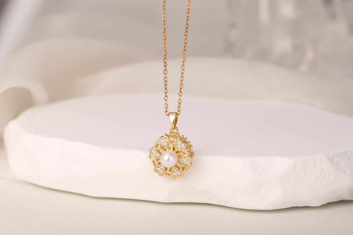 Elegant Teardrop Zircon Pendant Necklace 18K Gold Plated thumbnail 4