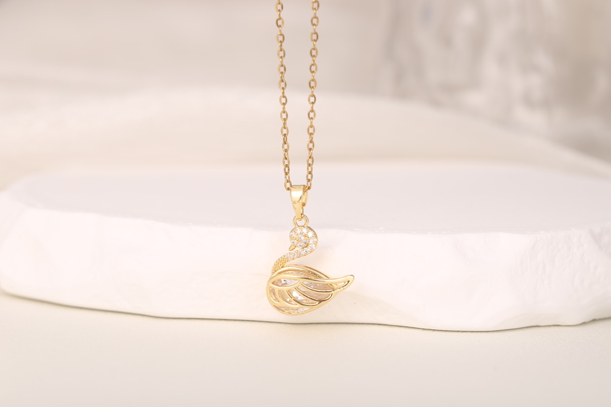Elegant Circular Disc Zircon Pendant Necklace 18K Gold Plated thumbnail 11