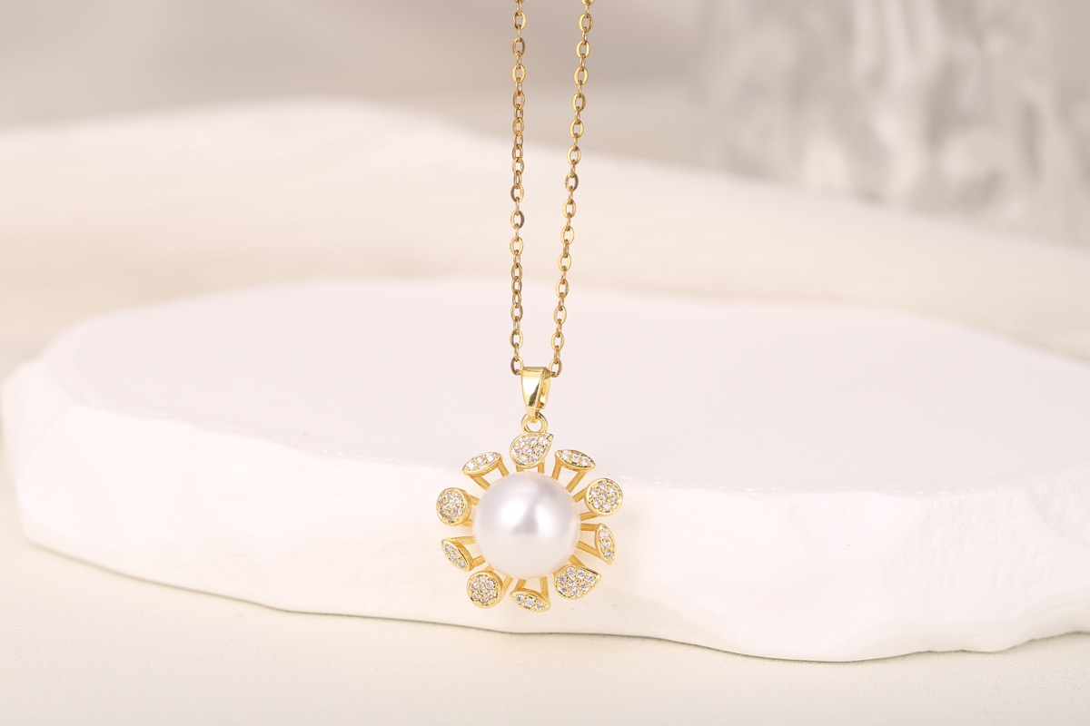 Romantic Heart Zircon Pendant Necklace 18K Gold Plated thumbnail 4