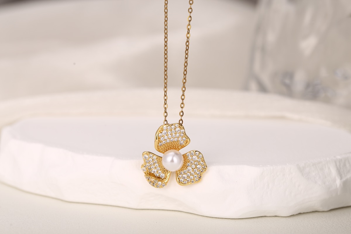 Romantic Heart Zircon Pendant Necklace 18K Gold Plated thumbnail 5