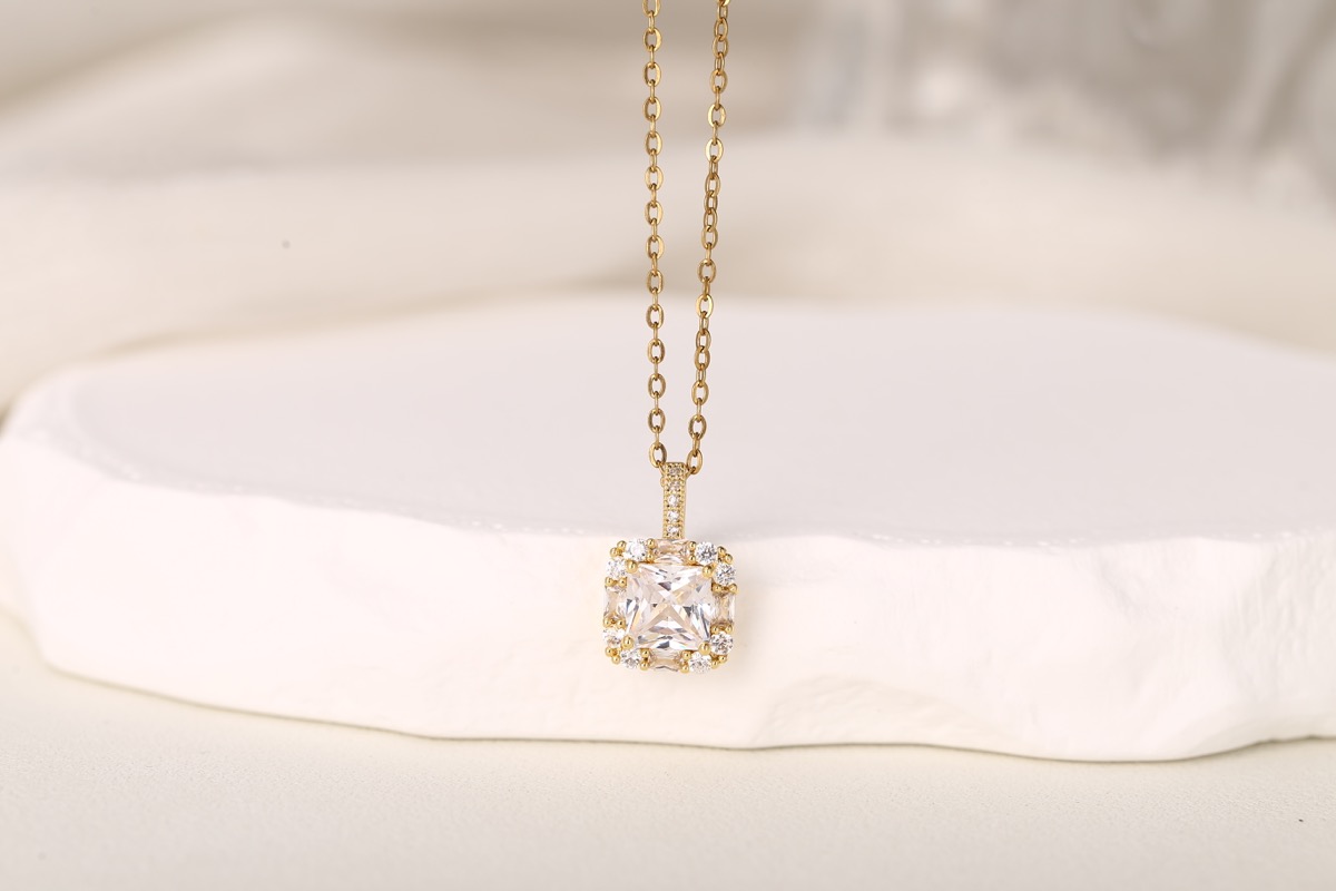 Elegant Teardrop Zircon Pendant Necklace 18K Gold Plated thumbnail 15