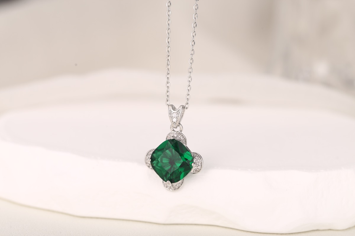 Elegant Round-Cut Blue Zircon Pendant Necklace 18K Gold Plated thumbnail 8