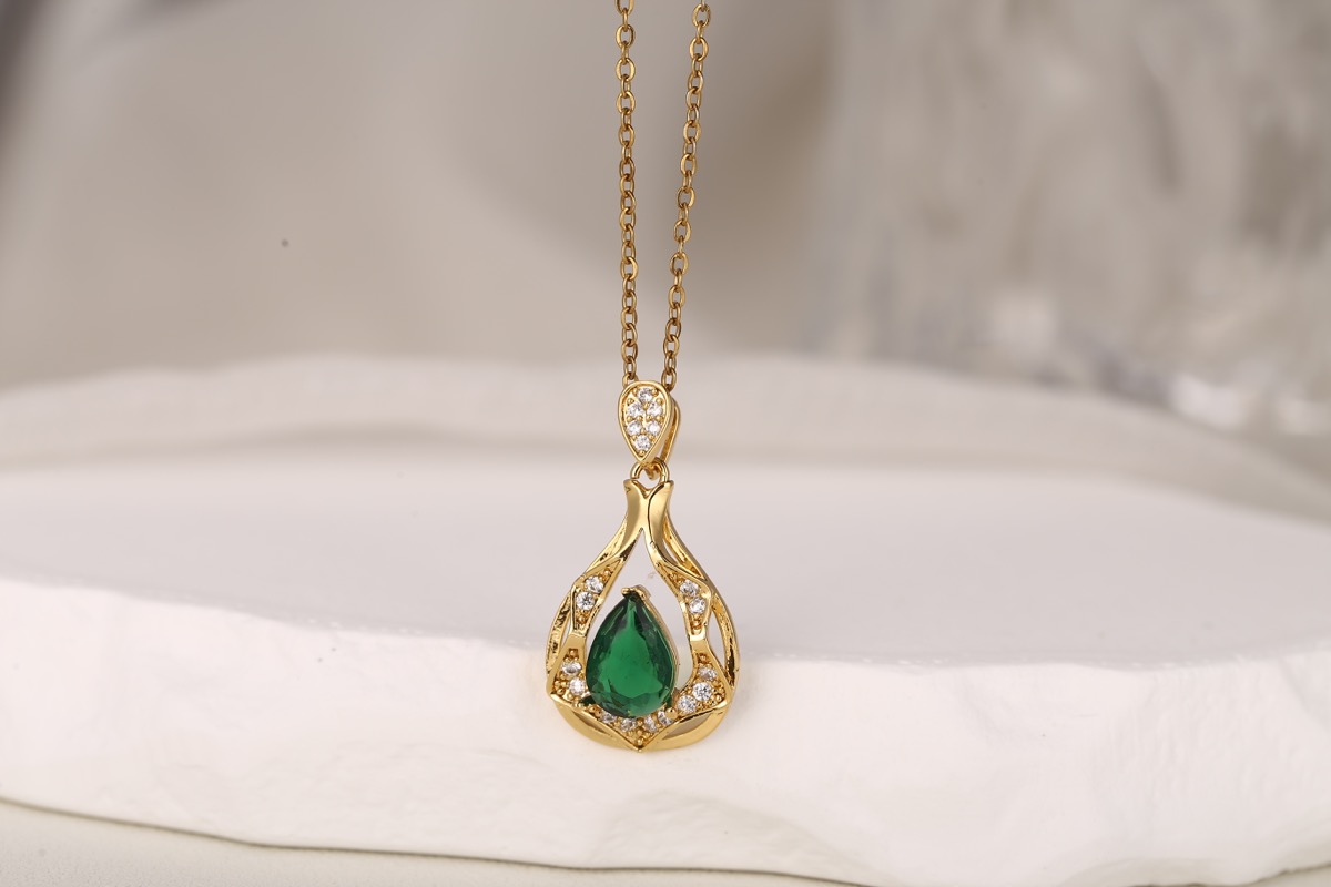 Elegant Teardrop White Zircon Pendant Necklace 18K Gold Plated thumbnail 4