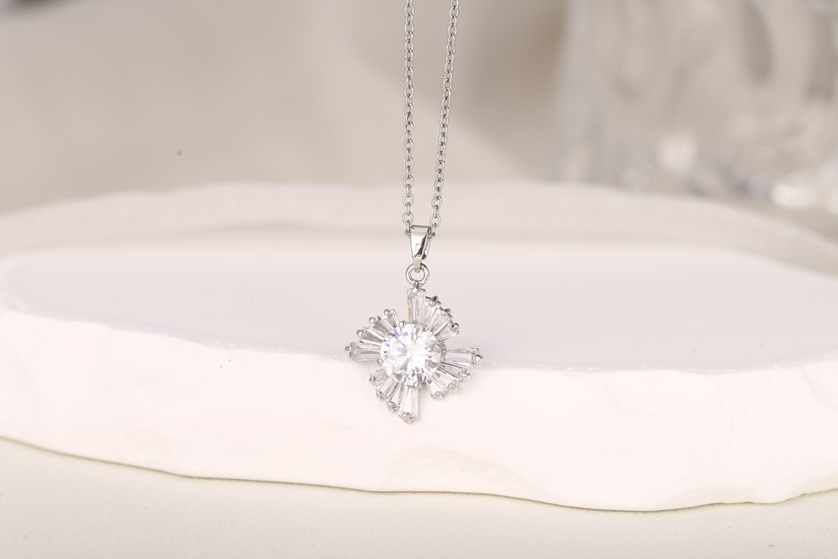 Elegant Floral Zircon Pendant Necklace 18K Gold Plated thumbnail 11